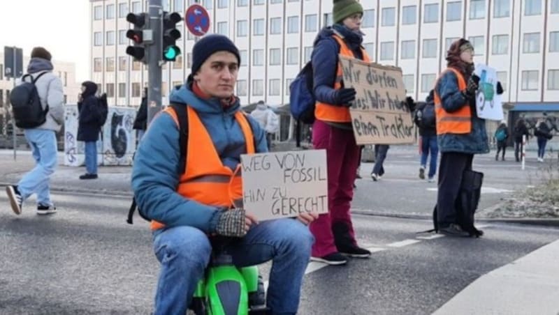 Mitglieder der Letzten Generation mit Kinder-Traktoren in der Jahnallee in Leipzig (Bild: glomex)