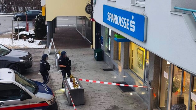 Die Filliale im Kufsteiner Ortsteil Sparchen wurde am Donnerstagnachmittag von einem vermummten Täter überfallen. (Bild: ZOOM.TIROL)