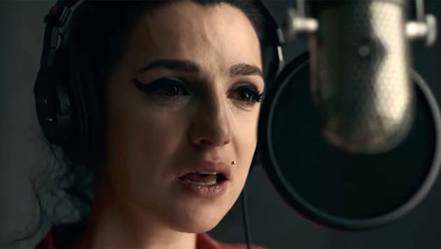 Marisa Abela yeni film "Back to Black "te. (Bild: Screenshot youtube.com/studiocanal)