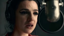 Marisa Abela wird im Biopic „Back to Black“ zu Amy Winehouse. (Bild: Screenshot youtube.com/studiocanal)