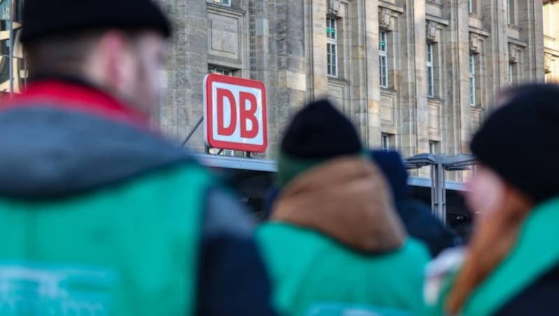 Streikendes Zugpersonal vor dem Bahnhof Leipzig (Bild: APA/dpa/Jan Woitas)