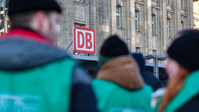 Streikendes Zugpersonal vor dem Bahnhof Leipzig