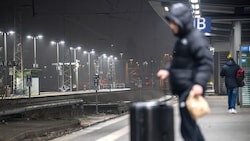 Fahrgäste am Bahnhof Bremen (Bild: APA/dpa/Sina Schuldt)