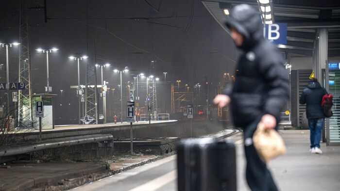 Fahrgäste am Bahnhof Bremen
