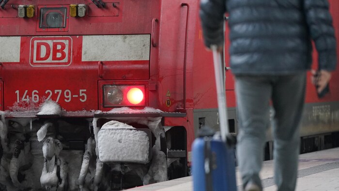 Ein Zug der Deutschen Bahn in Hamburg