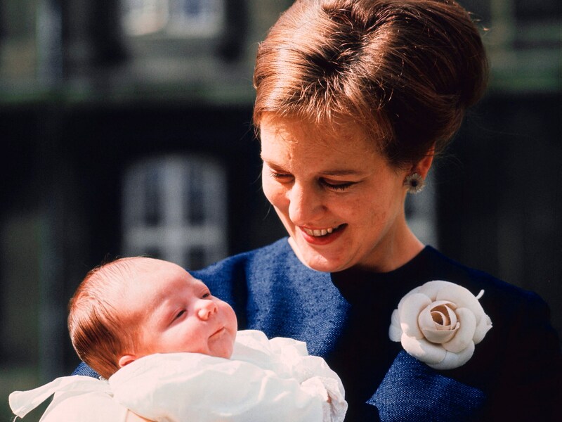 Königin Margrethe von Dänemark 1968 mit den neugeborenen Kronprinzen Frederik (Bild: APA/AFP/Ritzau Scanpix/ALLAN MOE)