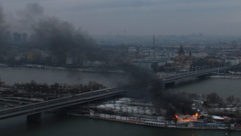 Die Webcam von Ubimet fing den Brand ein. (Bild: https://www.foto-webcam.eu/webcam/wien )