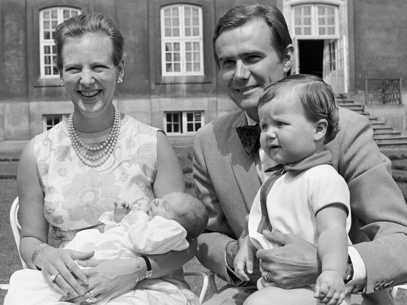 Königin Margrethe und Prinz Henrik 1969 mit Baby Prinz Joachim und Kronprinz Frederik (Bild: APA/AFP/Ritzau Scanpix/Allan Moe)