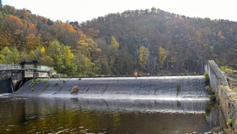 Die Staumauer soll nun saniert - nicht höher - werden!  (Bild: WWF/Egger)