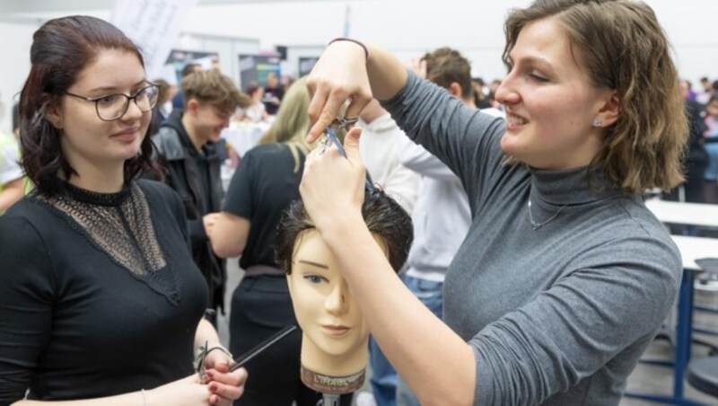 An der Puppe zeigt Veronika, wie Haareschneiden wirklich geht. (Bild: Christian Forcher)