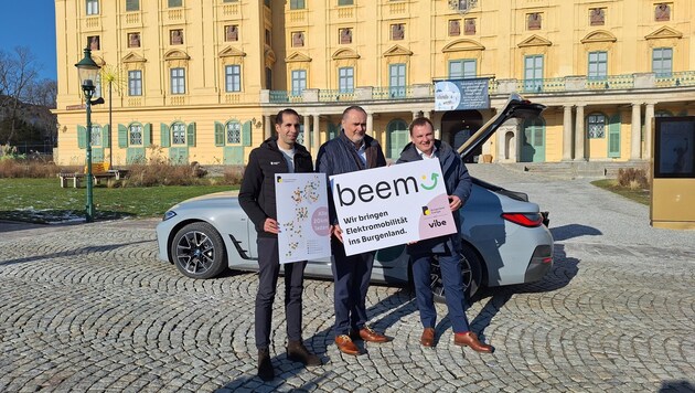 Stephan Sharma, Hans Peter Doskozil und Paul Blaguss (v. li.) bei der Präsentation von „beem“ vor dem Schloss Esterhazy. Gemeinsames Ziel ist die Klimaneutralität bis 2030. (Bild: HS)