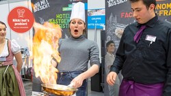 Unter den wachsamen Augen von Michael übte sich „Krone“-Redakteurin Nicole Greiderer im Flambieren. (Bild: Christian Forcher, Krone KREATIV)