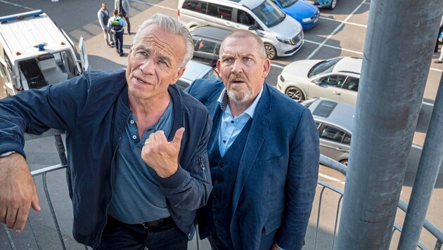 Klaus J. Behrendt als Hauptkommissar Max Ballauf (li.) und Dietmar Bär als Hauptkommissar Freddy Schenk ermitteln seit 1997 im „Tatort“. (Bild: WDR/Bavaria Fiction GmbH/Thomas)