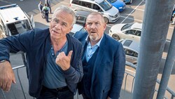 Klaus J. Behrendt als Hauptkommissar Max Ballauf (li.) und Dietmar Bär als Hauptkommissar Freddy Schenk ermitteln seit 1997 im „Tatort“. (Bild: WDR/Bavaria Fiction GmbH/Thomas)