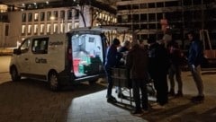 Immer mehr Menschen sind darauf angewiesen, dass sie sich beim Canisibus warmes Essen holen können. (Bild: Caritas Wien)