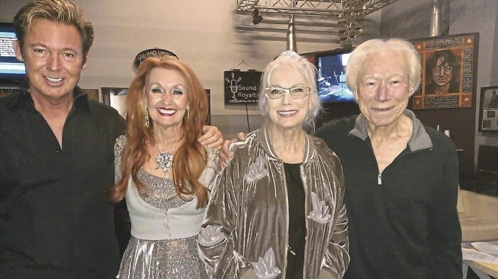 Dennis Jale mit Donna Presley, Emmylou Harris und Presley- Band- legende Glen Hardin.
