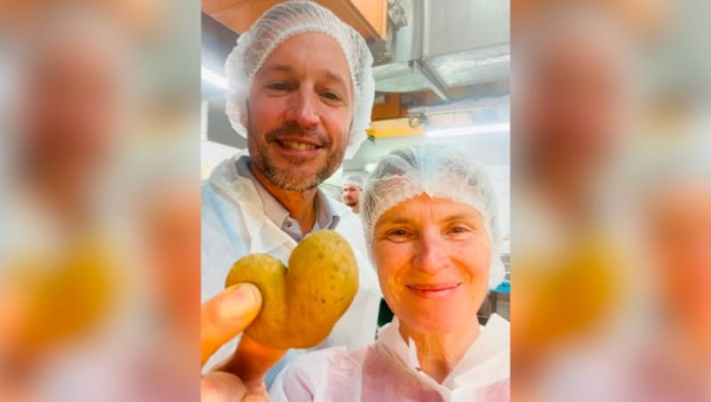 „Krone“-Ombudsfrau Barbara Stöckl war mit Caritas-Wien-Direktor Klaus Schwertner eine Nacht lang unterwegs, um Essen für den Canisibus zu kochen und dieses anschließend zu verteilen. (Bild: Caritas Wien Krone KREATIV,)