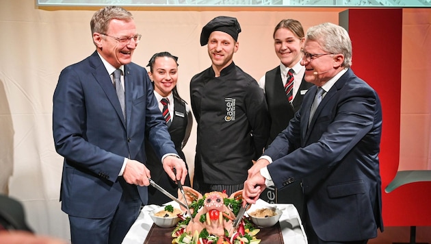 Tradition verpflichtet: Der Linzer Bürgermeister Klaus Luger (re.) schnitt mit Landeshauptmann Thomas Stelzer den Sauschädel an. (Bild: Wenzel Markus)