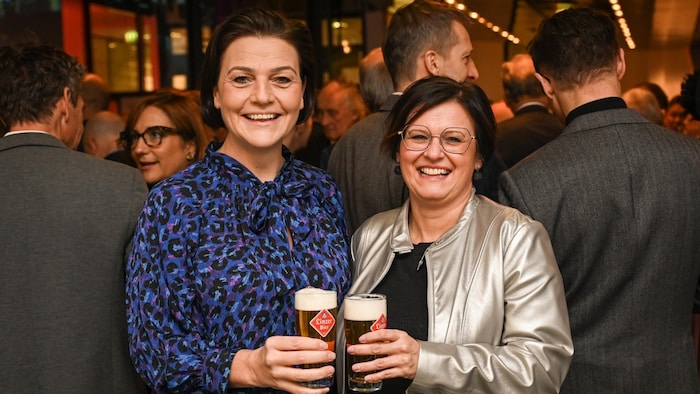 Zum Wohl! Michaela Mader und AK-Direktorin Andrea Heimberger (re.)
