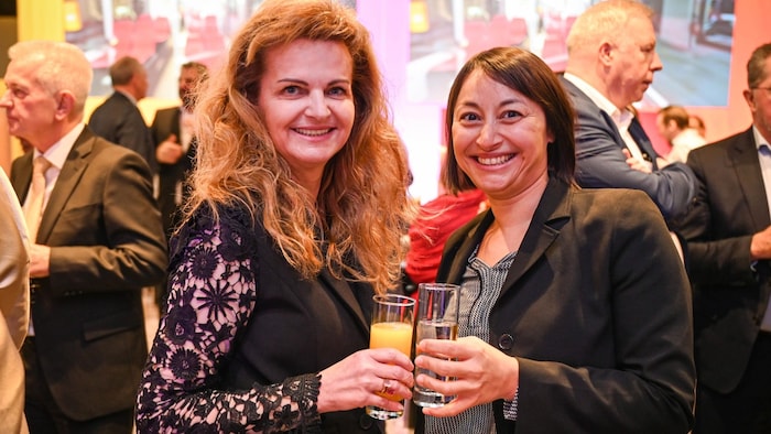 Volkshilfe-Geschäftsführerin Jasmine Chansri (re.) mit Jutta Rinner (Linz AG)