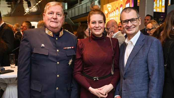 Karl Pogutter mit Alexandra Halouska und Harald Kalcher von der „OÖ-Krone“