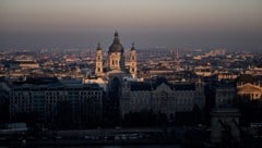 Wenn es nach den Plänen der Regierung geht, könnte schon bald ein „Dubai-ähnliches Viertel“ mit einem 220 bis 240 Meter hohen Wolkenkratzer das Budapester Stadtbild prägen. (Bild: Emrah Yorulmaz / Anadolu Emrah Yorulmaz / ANADOLU / Anadolu via AFP)