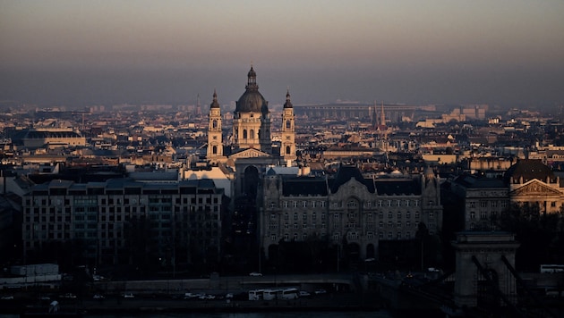 Wenn es nach den Plänen der Regierung geht, könnte schon bald ein „Dubai-ähnliches Viertel“ mit einem 220 bis 240 Meter hohen Wolkenkratzer das Budapester Stadtbild prägen. (Bild: Emrah Yorulmaz / Anadolu Emrah Yorulmaz / ANADOLU / Anadolu via AFP)