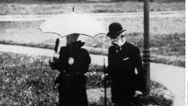Diese Aufnahme entstand um 1890: Franz Joseph I. beim Spaziergang mit Ehefrau im Park von Ischl (Bild: LP)