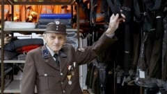 Seit 1961 ist Ferdinand „Ferdl“ Stanger Mitglieder der Saalfeldener Feuerwehr. Seine Uniform trägt er damals wie heute voller Stolz. Er war für die Kleidung seiner Kameraden zuständig. (Bild: Hölzl Roland)