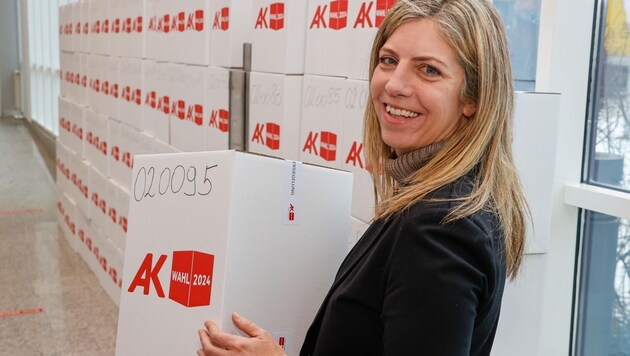 Wahlleiterin Kerstin Köpf hat ein neunköpfiges Team um sich. (Bild: Tschepp Markus)