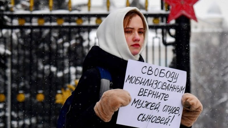 Eine Soldaten-Ehefrau kämpft dafür, dass ihr Mann wieder nach Hause kann. (Bild: APA/AFP/Natalia KOLESNIKOVA)