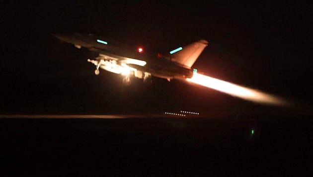 Egy brit vadászgép, amely a Houthi milíciát támadta. (Bild: AP)