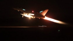 Ein britischer Kampfjet, der die Houthi-Miliz angegriffen hat (Bild: AP)