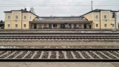 Seit Jahren schiebt die ÖBB den Umbau auf die lange Bank. Die Gleise 2 und 3 am Bahnhof in Enns sind nur über die Unterführung und unzählige Stufen erreichbar. (Bild: Einöder Horst)