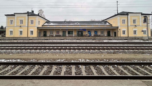 Seit Jahren schiebt die ÖBB den Umbau auf die lange Bank. Die Gleise 2 und 3 am Bahnhof in Enns sind nur über die Unterführung und unzählige Stufen erreichbar. (Bild: Einöder Horst)