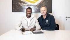 Altach-Neuzugang Ousmane Diawara mit Sportdirektor Roland Kirchler. (Bild: SCR Altach)