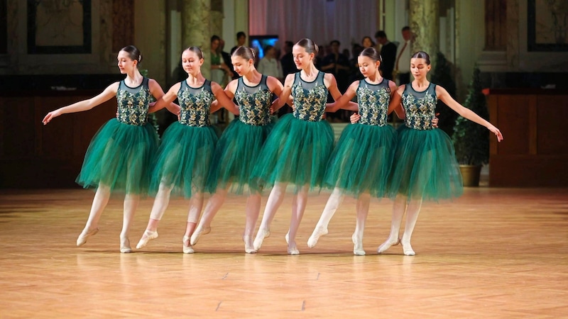 Bei den Balletttänzerinnen muss jeder Schritt sitzen! (Bild: Starpix/ Alexander TUMA)