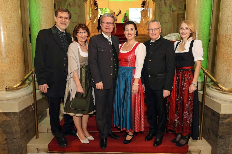 Ballkomitee-Chef Andreas Zakostelsky mit Gattin Gerda, Landeshauptmann Christopher Drexler mit Ehefrau Iris und „Krone“-Chefredakteur Klaus Herrmann mit Ehefrau Karin (Bild: Starpix/ Alexander TUMA)