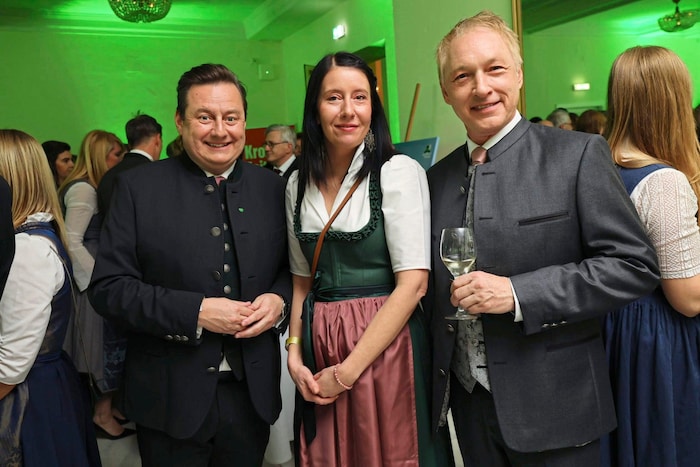  „Krone“- Geschäftsführer Gerhard Valeskini, mit Wirtschaftsbund-General Kurt Egger und Lebensgefährtin Andrea Teppan
