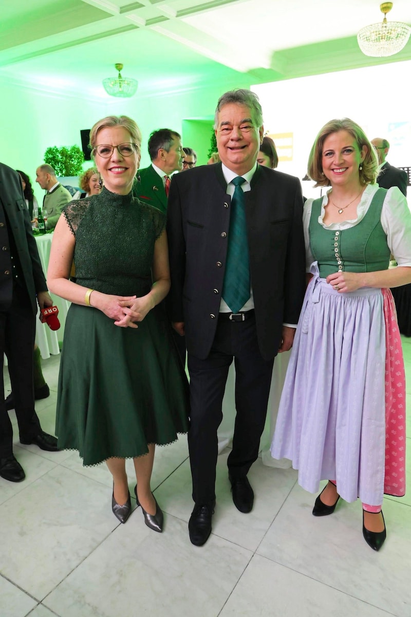 Grün-Pinke-Koalition am Steirerball: Leonore Gewessler, Vize-Kanzler Kogler und Neos-Chefin Beate Meinl-Reisinger (Bild: Starpix/ Alexander TUMA)