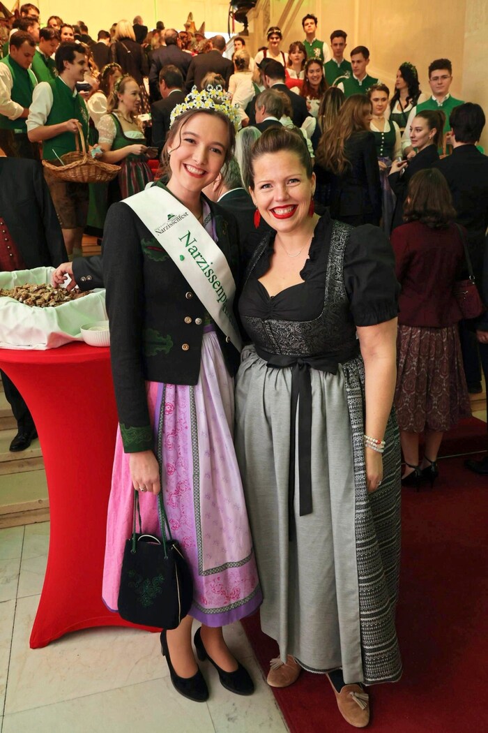Narzissenkönigin Michaela Ertlschweiger mit Designerin Constanze Kurz