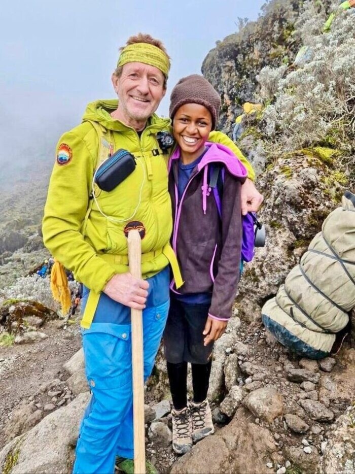 Profi Hans Goger mit Leila Mbungo, einer der wenigen Trägerinnen. Seine Tour ging gut zu Ende.