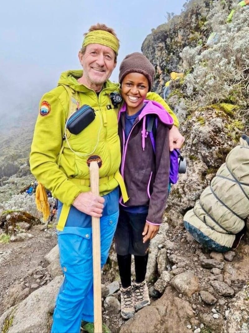 Profi Hans Goger mit Leila Mbungo, einer der wenigen Trägerinnen. Seine Tour ging gut zu Ende. (Bild: Team Goger)