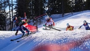 Leonie Lussnig (2. v. l.) möchte schon bald wieder auf Skiern stehen. (Bild: Crosspark Reiteralm)