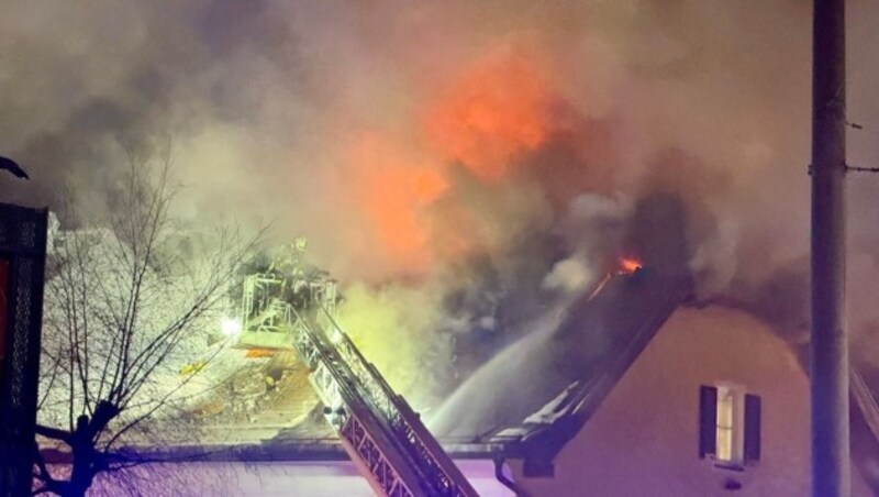 Das Feuer entstand im Dachgeschoß des ehemaligen Gasthofs. (Bild: Markus Tschepp)