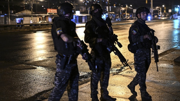 Die großangelegte Suche der Polizei nach Flüchtigen dauert laut Angaben der Behörden weiter an. (Bild: AFP/Yuri Cortez)