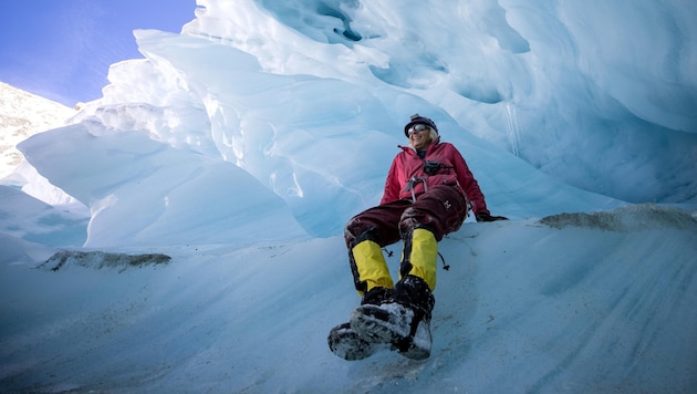 Andrea Fischer dort, wo sie sich am wohlsten fühlt: zwischen Schnee und Eis am Gletscher (Bild: LISI NIESNER)