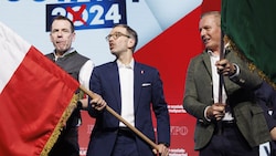 Kickls FPÖ ist in Umfragen immer noch unangefochten auf Platz ein – dahinter wird es laut aktuellem Stand aber knapp. (Bild: APA/ERWIN SCHERIAU)