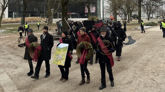 Schwarze Kutten, Kränze, Sargträger, ein Henker und ein Sensenmann begleiteten den Sarg durch ...