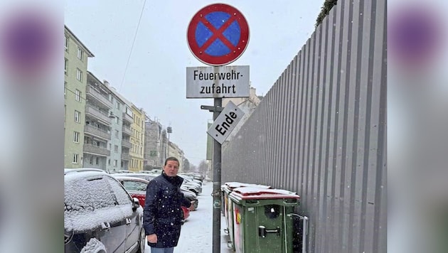 Gemeinderat Toni Mahdalik (FPÖ) vor dem Verkehrsschild in der Sinagasse. (Bild: FPÖ Wien / Toni Mahdalik Krone KREATIV,)